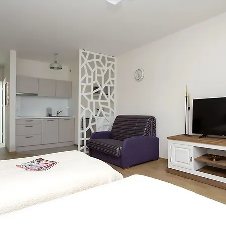 Manhattan Place Apartment *